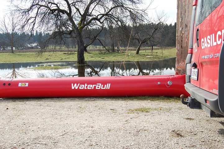 Mobilna protipoplavna pregrada WaterBull pri gasilskem vozilu